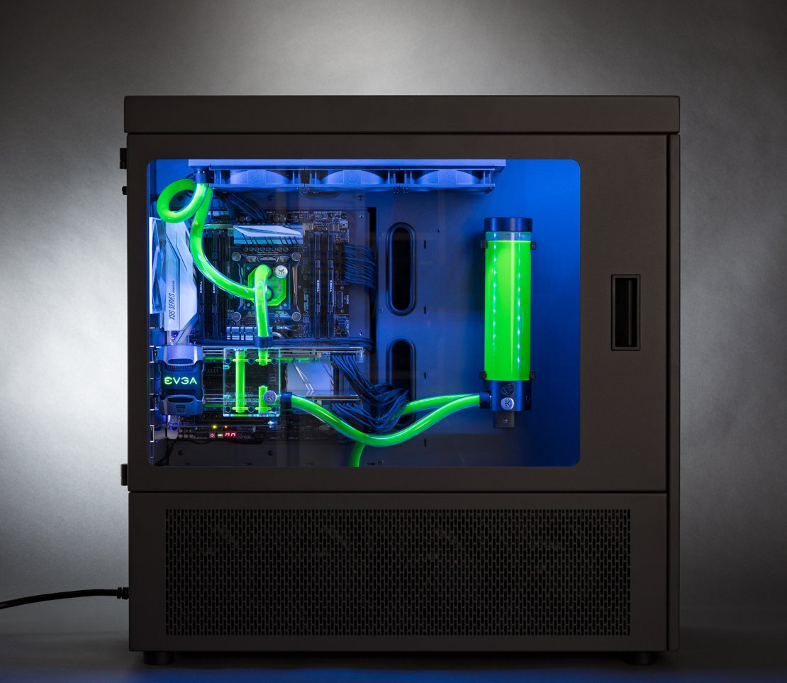 CaseLabs SMA8 - The Blue LED makes the green coolant fluoresce