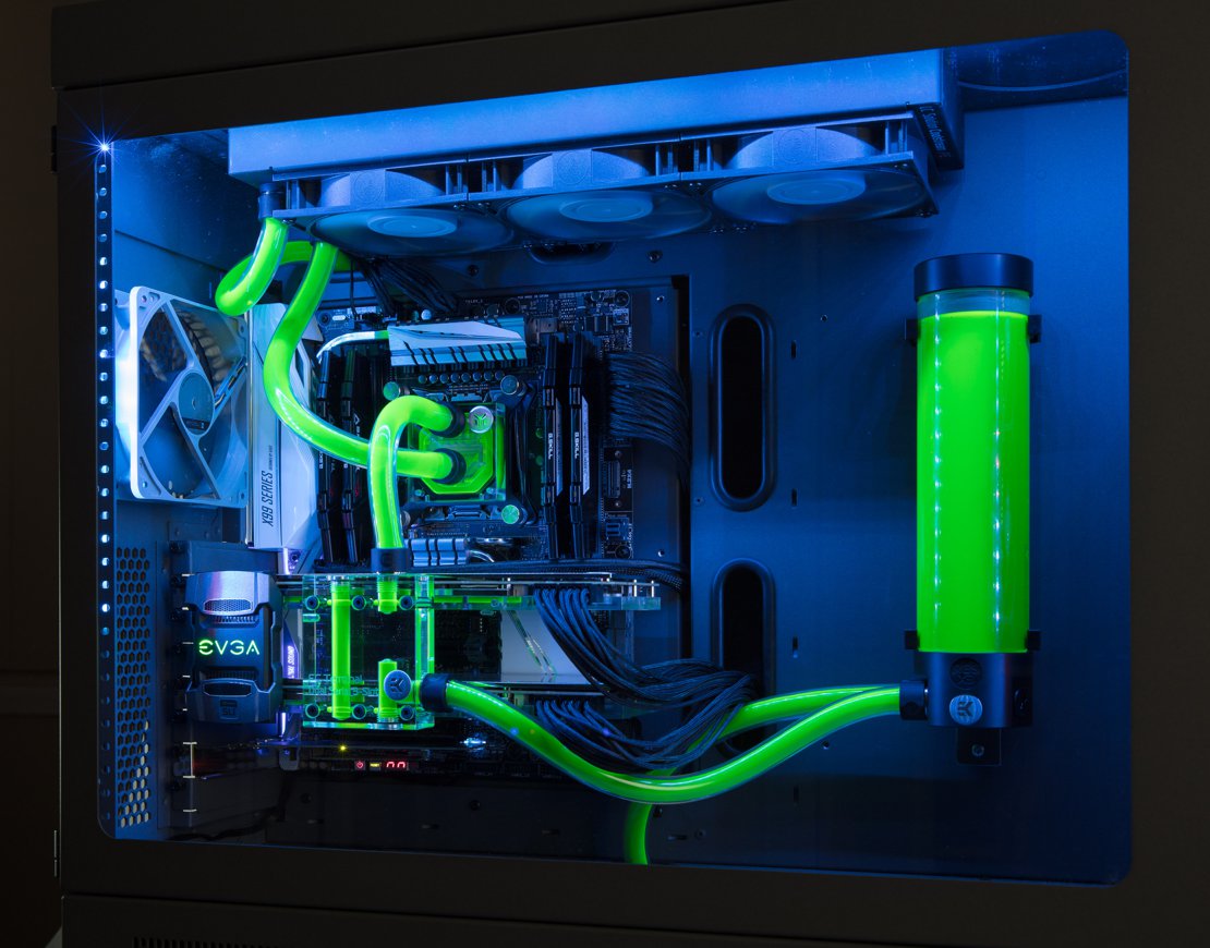 CaseLabs SMA8 - The Blue LED makes the green coolant fluoresce